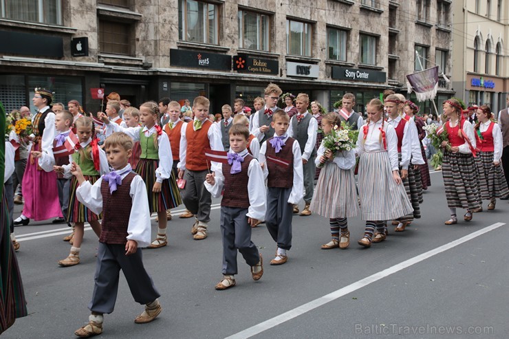 XI Latvijas skolu jaunatnes dziesmu un deju svētku gājiens - atrodi savu kolektīvu 11.daļa) 155009