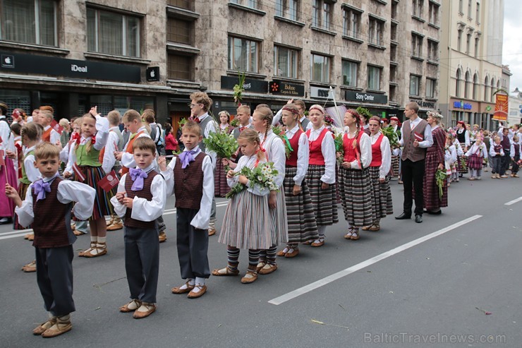 XI Latvijas skolu jaunatnes dziesmu un deju svētku gājiens - atrodi savu kolektīvu 11.daļa) 155010