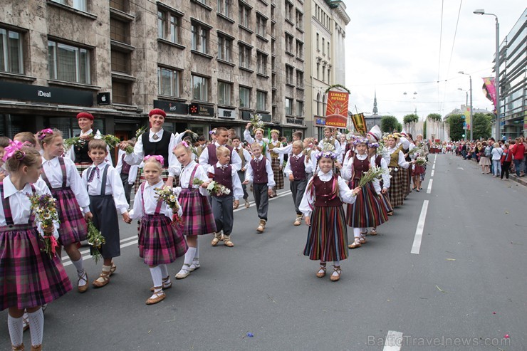 XI Latvijas skolu jaunatnes dziesmu un deju svētku gājiens - atrodi savu kolektīvu 11.daļa) 155012