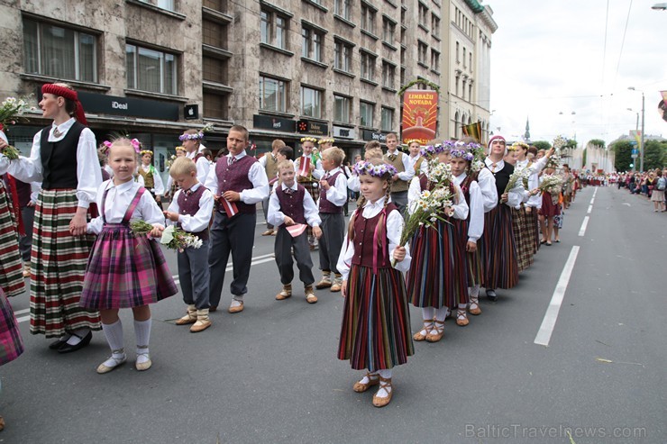 XI Latvijas skolu jaunatnes dziesmu un deju svētku gājiens - atrodi savu kolektīvu 11.daļa) 155013