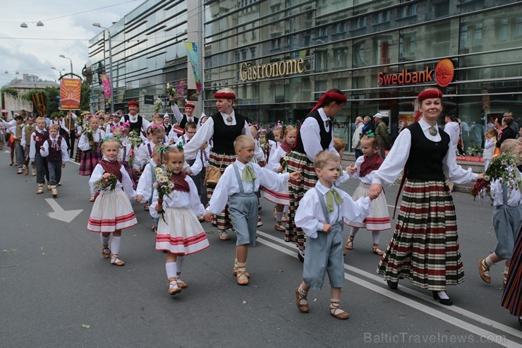 XI Latvijas skolu jaunatnes dziesmu un deju svētku gājiens - atrodi savu kolektīvu 11.daļa) 155015