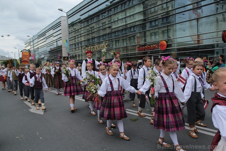 XI Latvijas skolu jaunatnes dziesmu un deju svētku gājiens - atrodi savu kolektīvu 11.daļa) 155016