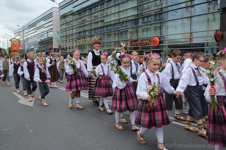 XI Latvijas skolu jaunatnes dziesmu un deju svētku gājiens - atrodi savu kolektīvu 11.daļa) 155017