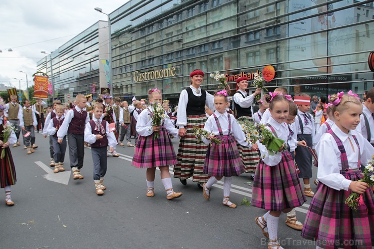 XI Latvijas skolu jaunatnes dziesmu un deju svētku gājiens - atrodi savu kolektīvu 11.daļa) 155018