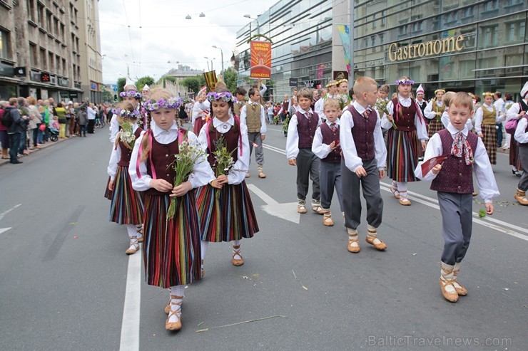 XI Latvijas skolu jaunatnes dziesmu un deju svētku gājiens - atrodi savu kolektīvu 11.daļa) 155019