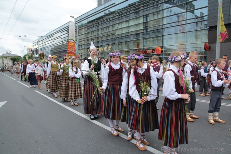 XI Latvijas skolu jaunatnes dziesmu un deju svētku gājiens - atrodi savu kolektīvu 11.daļa) 155022