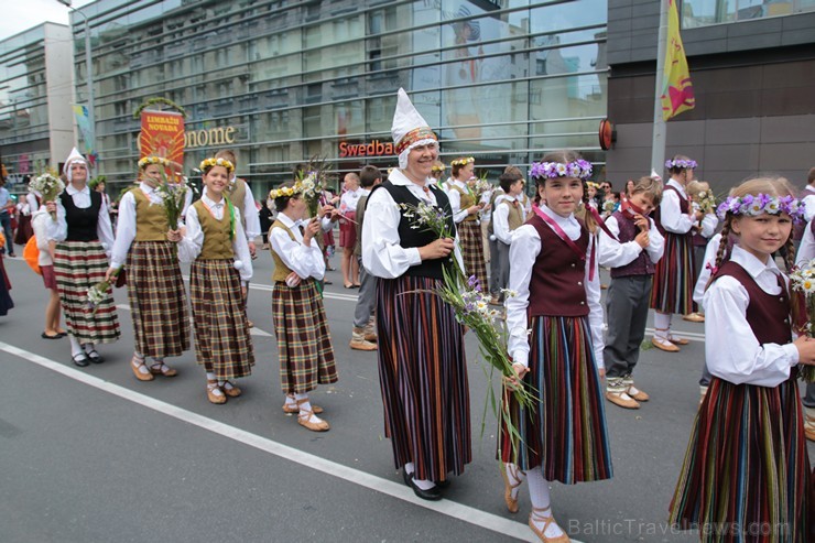 XI Latvijas skolu jaunatnes dziesmu un deju svētku gājiens - atrodi savu kolektīvu 11.daļa) 155023