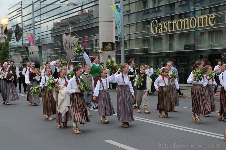 XI Latvijas skolu jaunatnes dziesmu un deju svētku gājiens - atrodi savu kolektīvu (12.daļa) 155036