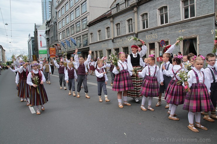 XI Latvijas skolu jaunatnes dziesmu un deju svētku gājiens - atrodi savu kolektīvu (12.daļa) 155057