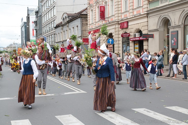 XI Latvijas skolu jaunatnes dziesmu un deju svētku gājiens - atrodi savu kolektīvu (12.daļa) 155059