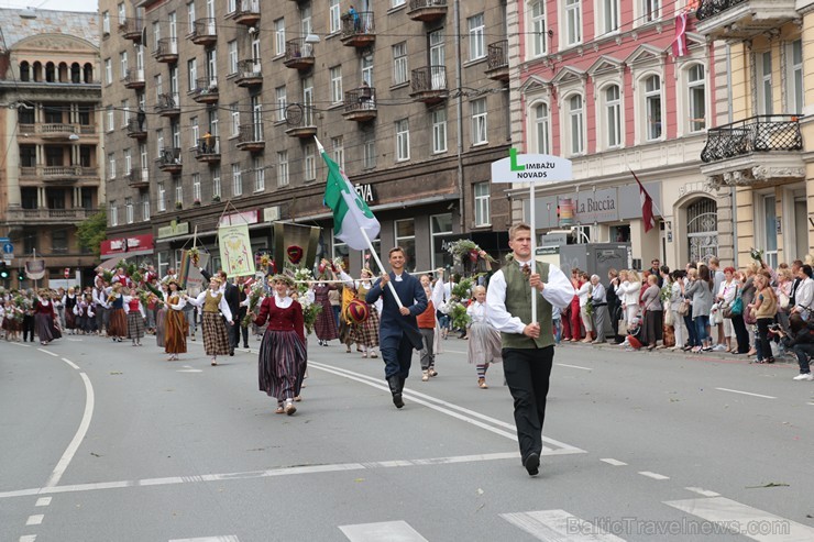 XI Latvijas skolu jaunatnes dziesmu un deju svētku gājiens - atrodi savu kolektīvu (12.daļa) 155087