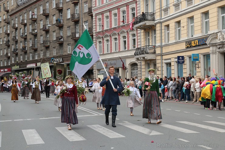 XI Latvijas skolu jaunatnes dziesmu un deju svētku gājiens - atrodi savu kolektīvu (12.daļa) 155089