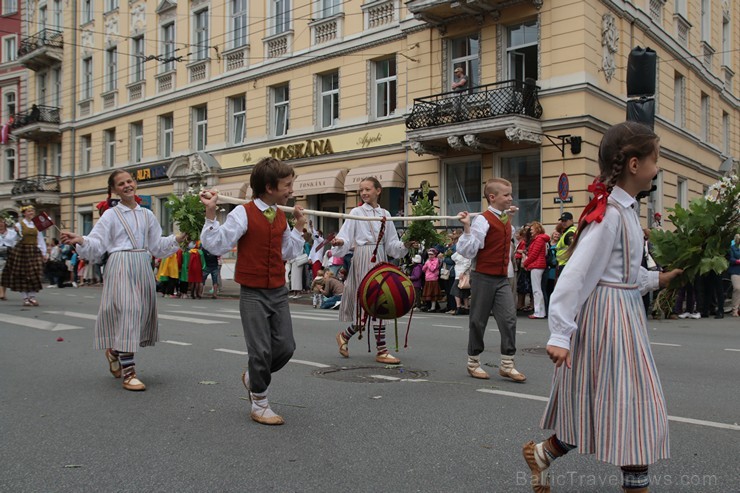 XI Latvijas skolu jaunatnes dziesmu un deju svētku gājiens - atrodi savu kolektīvu (12.daļa) 155090