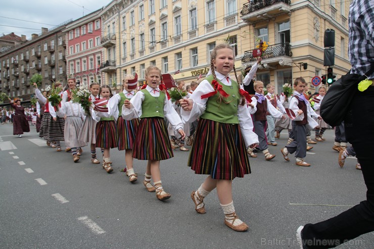 XI Latvijas skolu jaunatnes dziesmu un deju svētku gājiens - atrodi savu kolektīvu (12.daļa) 155102