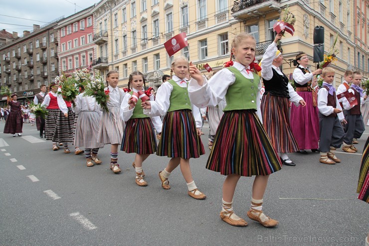 XI Latvijas skolu jaunatnes dziesmu un deju svētku gājiens - atrodi savu kolektīvu (12.daļa) 155103