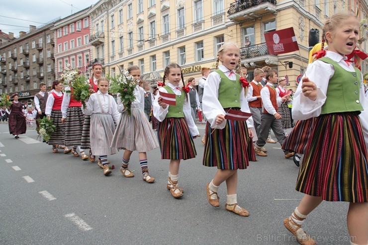 XI Latvijas skolu jaunatnes dziesmu un deju svētku gājiens - atrodi savu kolektīvu (12.daļa) 155104