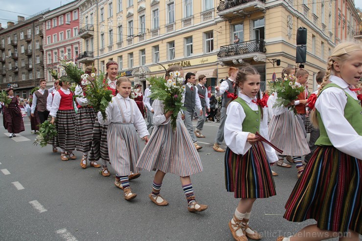 XI Latvijas skolu jaunatnes dziesmu un deju svētku gājiens - atrodi savu kolektīvu (12.daļa) 155105