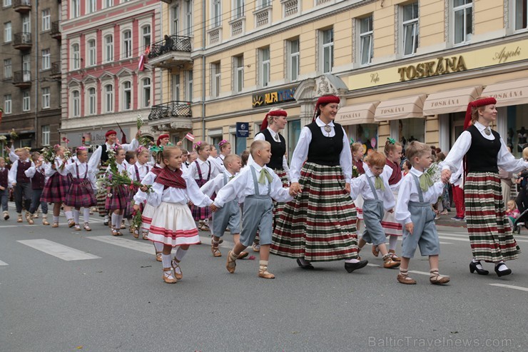 XI Latvijas skolu jaunatnes dziesmu un deju svētku gājiens - atrodi savu kolektīvu (12.daļa) 155108