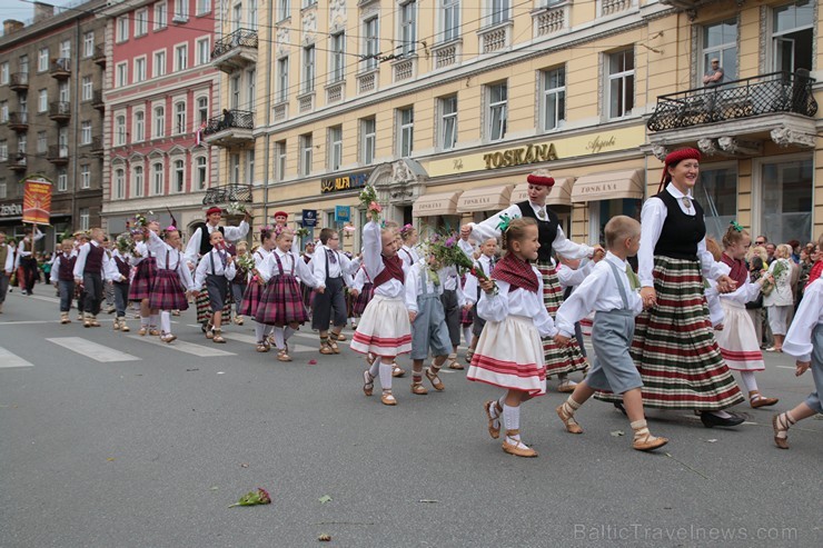 XI Latvijas skolu jaunatnes dziesmu un deju svētku gājiens - atrodi savu kolektīvu (12.daļa) 155109