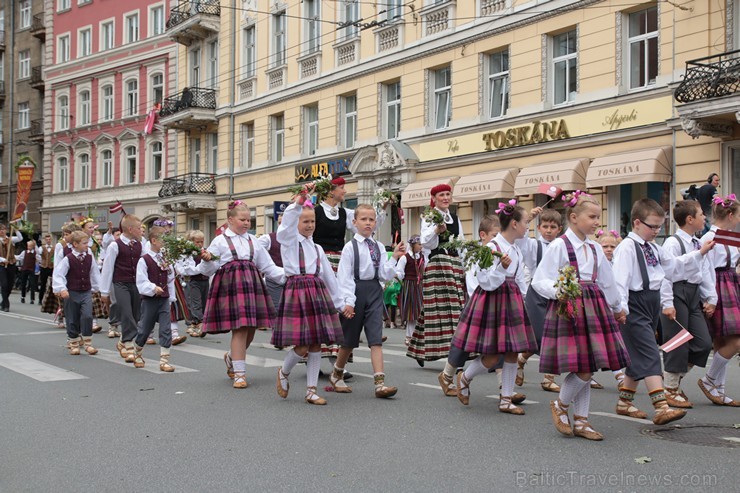 XI Latvijas skolu jaunatnes dziesmu un deju svētku gājiens - atrodi savu kolektīvu (12.daļa) 155112