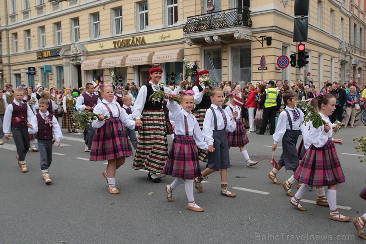 XI Latvijas skolu jaunatnes dziesmu un deju svētku gājiens - atrodi savu kolektīvu (12.daļa) 155114