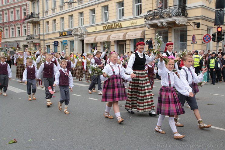 XI Latvijas skolu jaunatnes dziesmu un deju svētku gājiens - atrodi savu kolektīvu (12.daļa) 155115