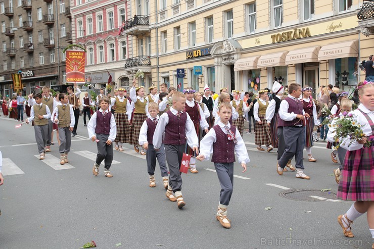 XI Latvijas skolu jaunatnes dziesmu un deju svētku gājiens - atrodi savu kolektīvu (12.daļa) 155116