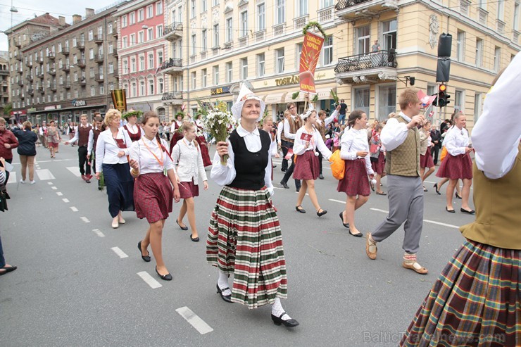 XI Latvijas skolu jaunatnes dziesmu un deju svētku gājiens - atrodi savu kolektīvu (12.daļa) 155121