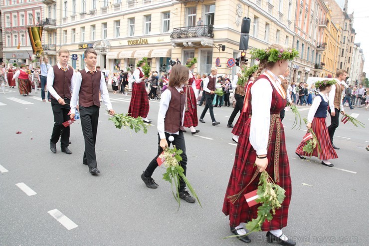 XI Latvijas skolu jaunatnes dziesmu un deju svētku gājiens - atrodi savu kolektīvu (12.daļa) 155124