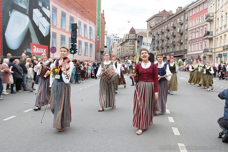 XI Latvijas skolu jaunatnes dziesmu un deju svētku gājiens - atrodi savu kolektīvu (12.daļa) 155133