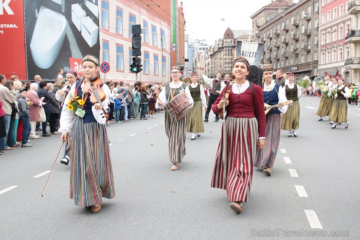 XI Latvijas skolu jaunatnes dziesmu un deju svētku gājiens - atrodi savu kolektīvu (13.daļa) 155134