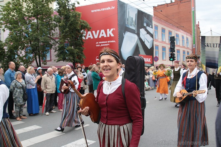 XI Latvijas skolu jaunatnes dziesmu un deju svētku gājiens - atrodi savu kolektīvu (13.daļa) 155135