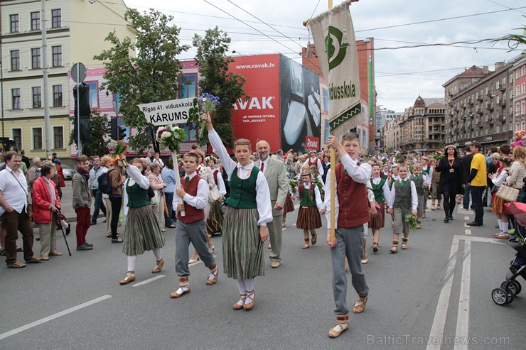 XI Latvijas skolu jaunatnes dziesmu un deju svētku gājiens - atrodi savu kolektīvu (13.daļa) 155140