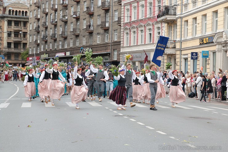 XI Latvijas skolu jaunatnes dziesmu un deju svētku gājiens - atrodi savu kolektīvu (13.daļa) 155142