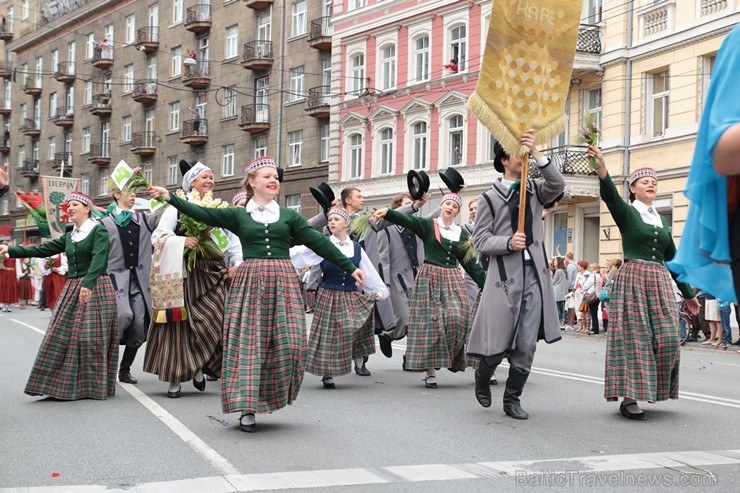 XI Latvijas skolu jaunatnes dziesmu un deju svētku gājiens - atrodi savu kolektīvu (13.daļa) 155162