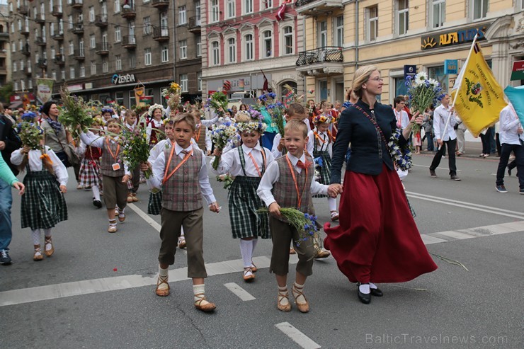 XI Latvijas skolu jaunatnes dziesmu un deju svētku gājiens - atrodi savu kolektīvu (13.daļa) 155197