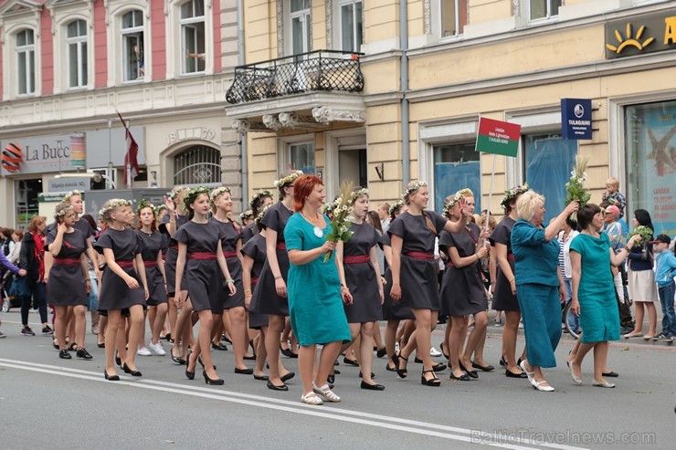 XI Latvijas skolu jaunatnes dziesmu un deju svētku gājiens - atrodi savu kolektīvu (13.daļa) 155205