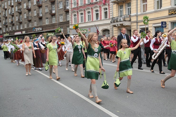 XI Latvijas skolu jaunatnes dziesmu un deju svētku gājiens - atrodi savu kolektīvu (13.daļa) 155222