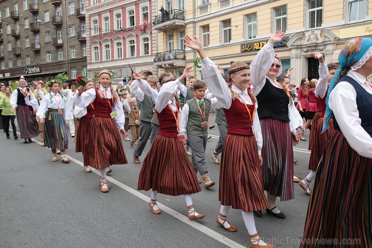 XI Latvijas skolu jaunatnes dziesmu un deju svētku gājiens - atrodi savu kolektīvu (13.daļa) 155223