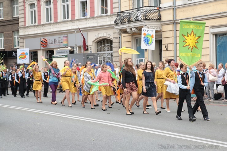 XI Latvijas skolu jaunatnes dziesmu un deju svētku gājiens - atrodi savu kolektīvu (13.daļa) 155226