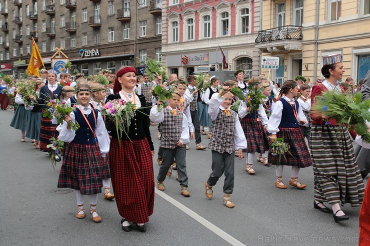 XI Latvijas skolu jaunatnes dziesmu un deju svētku gājiens - atrodi savu kolektīvu (13.daļa) 155231