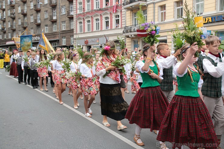 XI Latvijas skolu jaunatnes dziesmu un deju svētku gājiens - atrodi savu kolektīvu (14.daļa) 155239