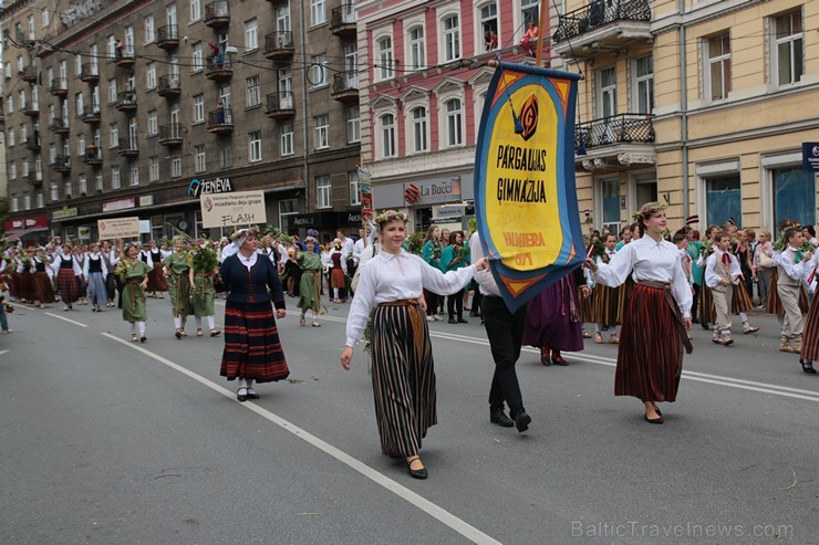 XI Latvijas skolu jaunatnes dziesmu un deju svētku gājiens - atrodi savu kolektīvu (14.daļa) 155247