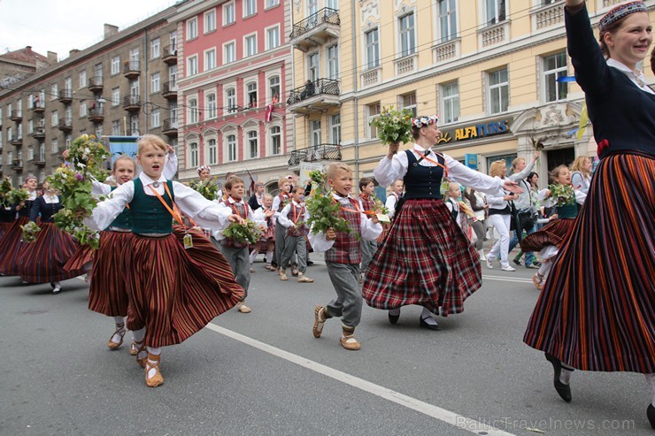 XI Latvijas skolu jaunatnes dziesmu un deju svētku gājiens - atrodi savu kolektīvu (14.daļa) 155266