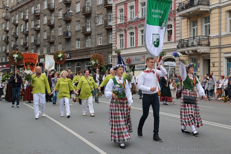 XI Latvijas skolu jaunatnes dziesmu un deju svētku gājiens - atrodi savu kolektīvu (14.daļa) 155272