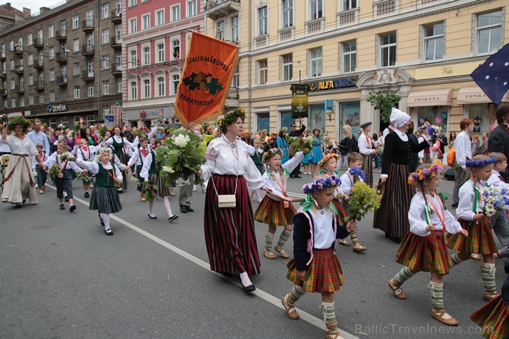 XI Latvijas skolu jaunatnes dziesmu un deju svētku gājiens - atrodi savu kolektīvu (14.daļa) 155276