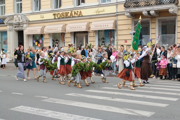 XI Latvijas skolu jaunatnes dziesmu un deju svētku gājiens - atrodi savu kolektīvu (14.daļa) 155315