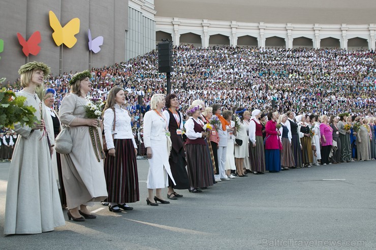 XI Latvijas skolu jaunatnes dziesmu un deju svētku noslēguma koncerts uzlādē latvisko garu 155343