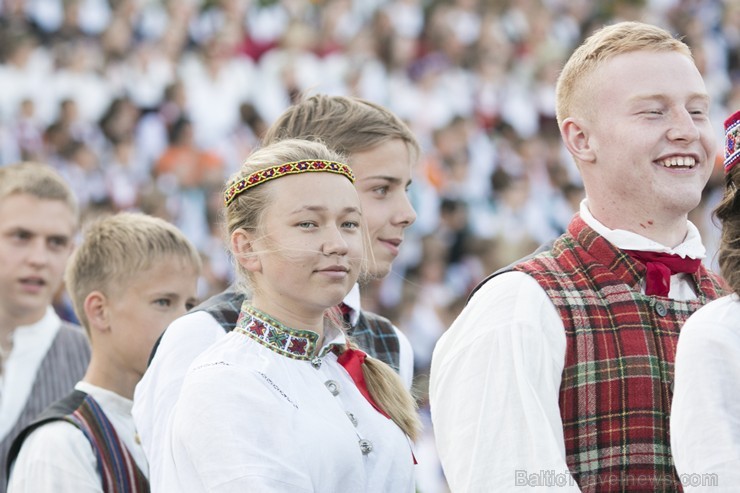 XI Latvijas skolu jaunatnes dziesmu un deju svētku noslēguma koncerts uzlādē latvisko garu 155371