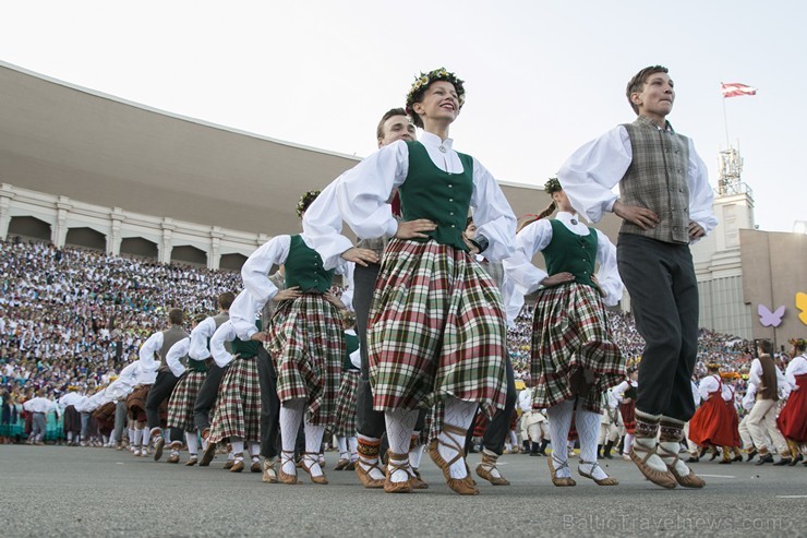 XI Latvijas skolu jaunatnes dziesmu un deju svētku noslēguma koncerts uzlādē latvisko garu 155376